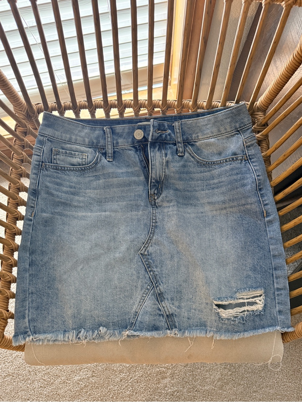 SO Distressed Denim Mini Skirt Women’s Light Wash Raw Hem Jean Skirt